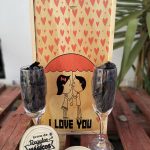 muestra de caja con dos copas de cava ,mas posavasos