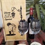 muestra de caja con dos copas de vino mas posavasos